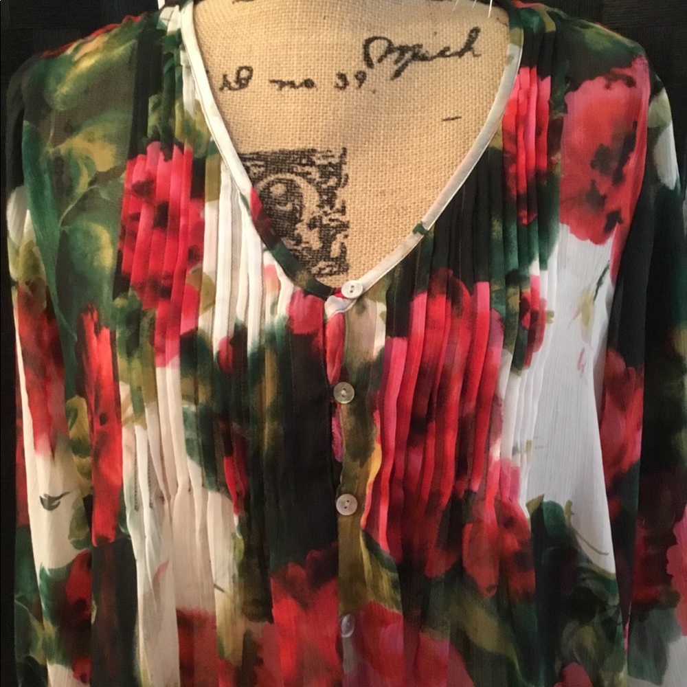 Beautiful casual studio shear blouse!💗